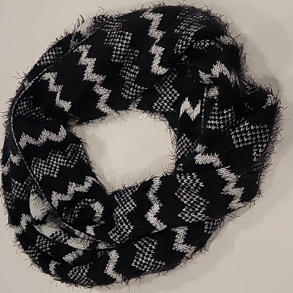 Infinity Fuzzy Knit Reversible Scarf Black White 40" - Picture 3 of 9